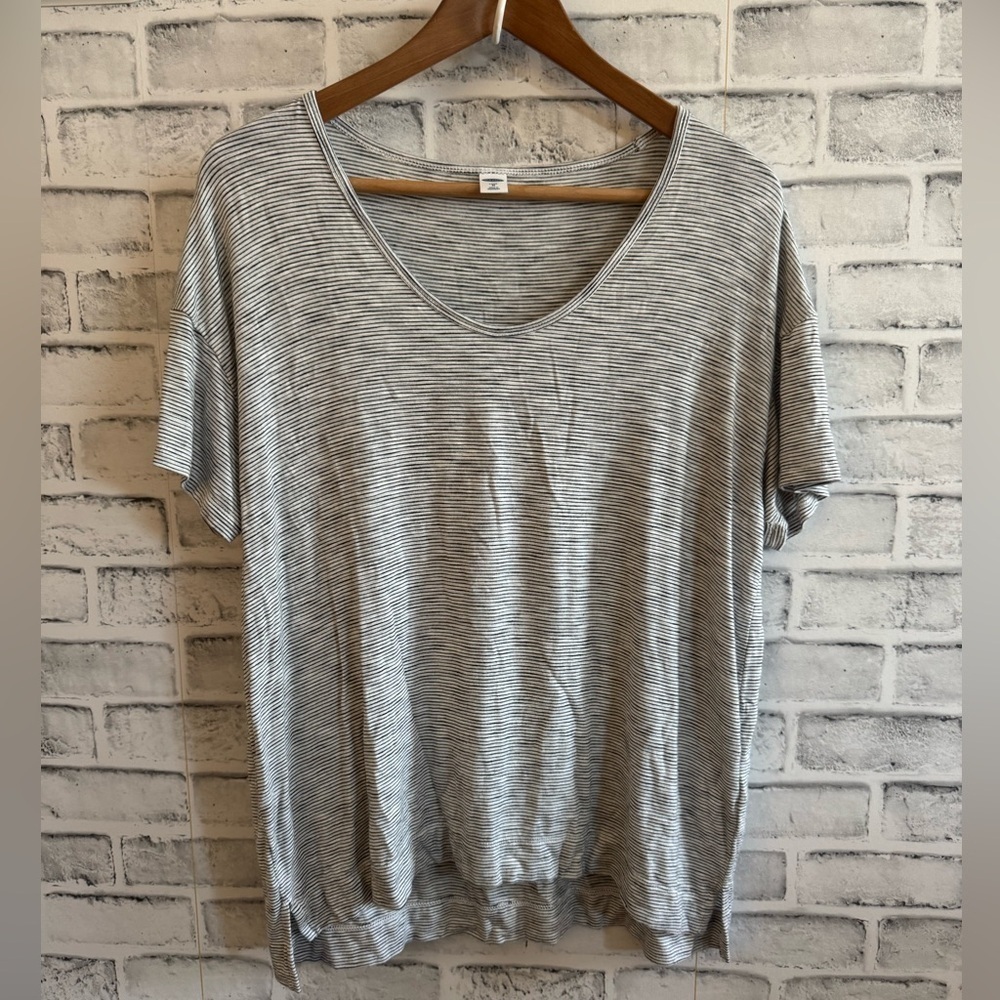 Women’s Old Navy black/white vertical stripe LUXE short sleeve v-neck t-shirt M